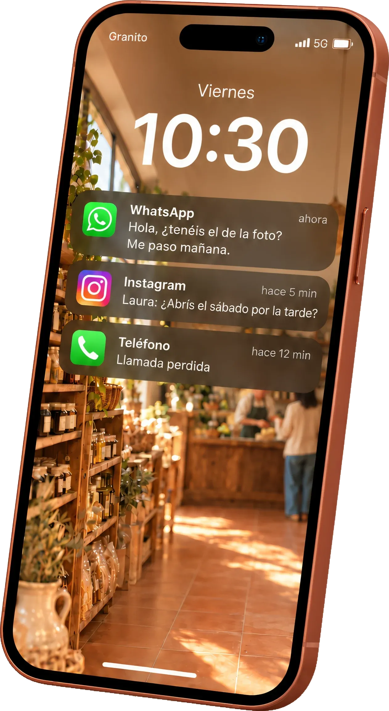 Un móvil con la pantalla de bloqueo a las 10:30 y una tienda de fondo: un WhatsApp que pregunta si tienen lo de la foto, un mensaje de Instagram y una llamada perdida
