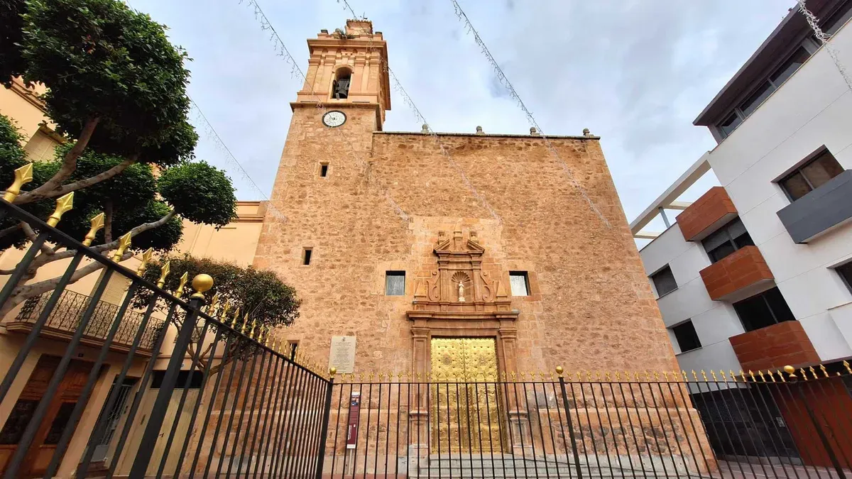 La iglesia de Xilxes con las luces de las fiestas colgadas sobre la plaza